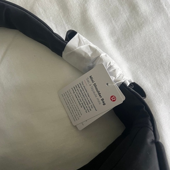🆕🖤 LAST ONE OG Lululemon Mini Shoulder Bag 4L - Black - Picture 3 of 6